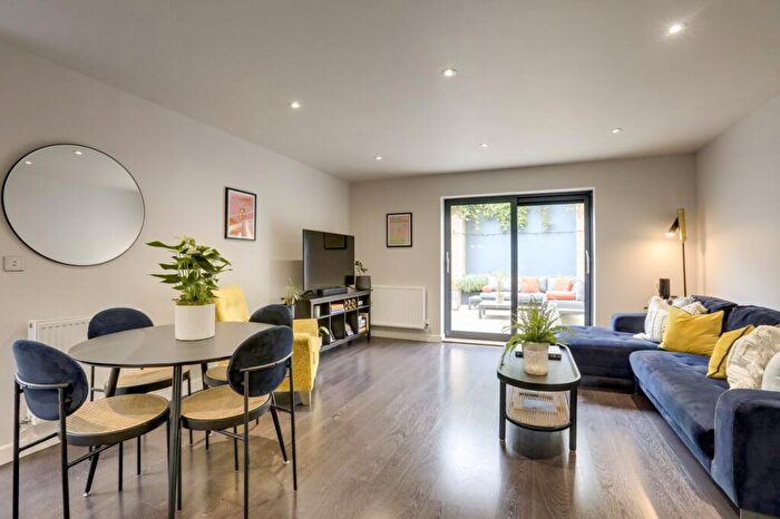 2 Bedroom Flat For Sale In Chiltonian Mews, Hither Green, London, SE13