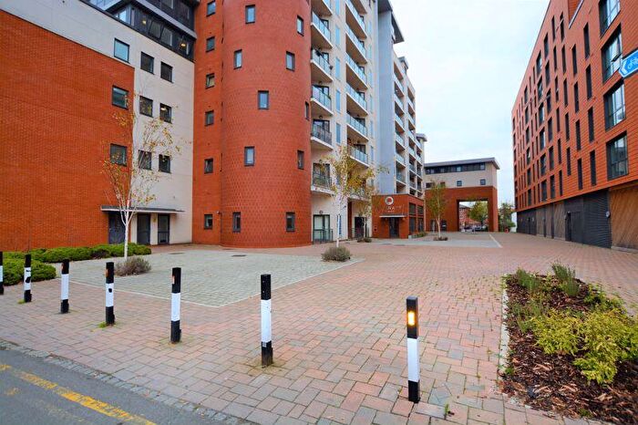 2 Bedroom Flat To Rent In Grays Place, Slough, SL2