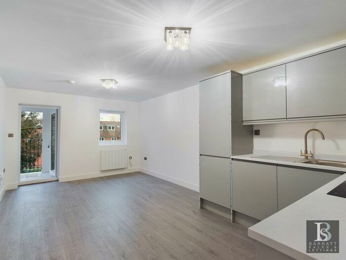 2 Bedroom Apartment To Rent In Wycombe Gardens, HP12