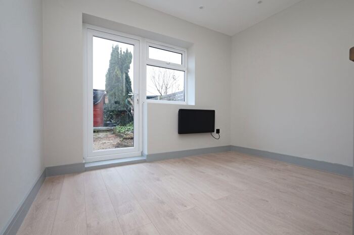 Studio To Rent In Penistone Road, London, SW16
