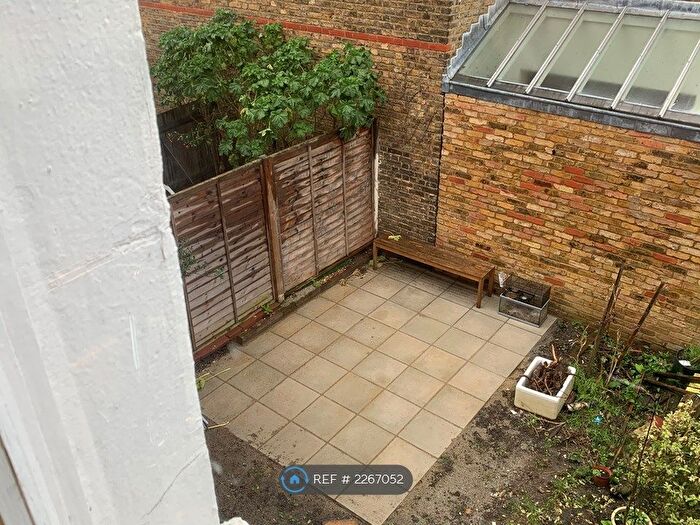 3 Bedroom Flat To Rent In Revelstoke Road, London, SW18