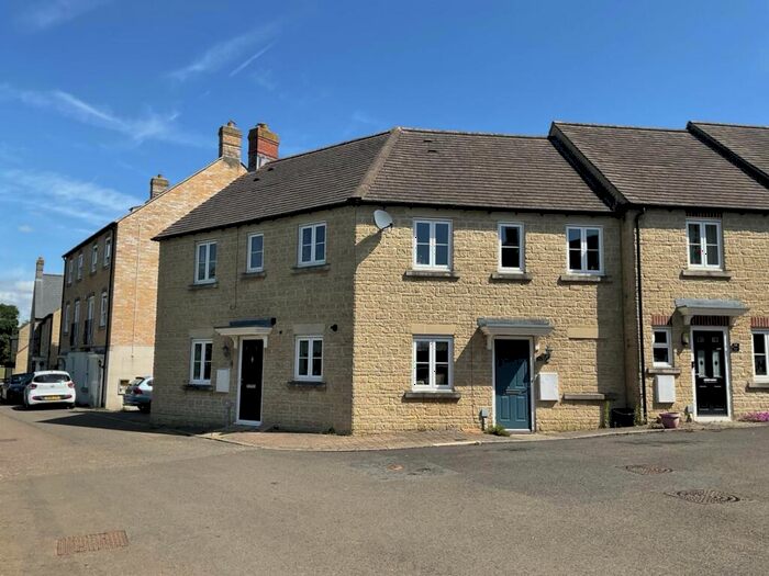 2 Bedroom Maisonette To Rent In Boundary Way, Carterton, OX18