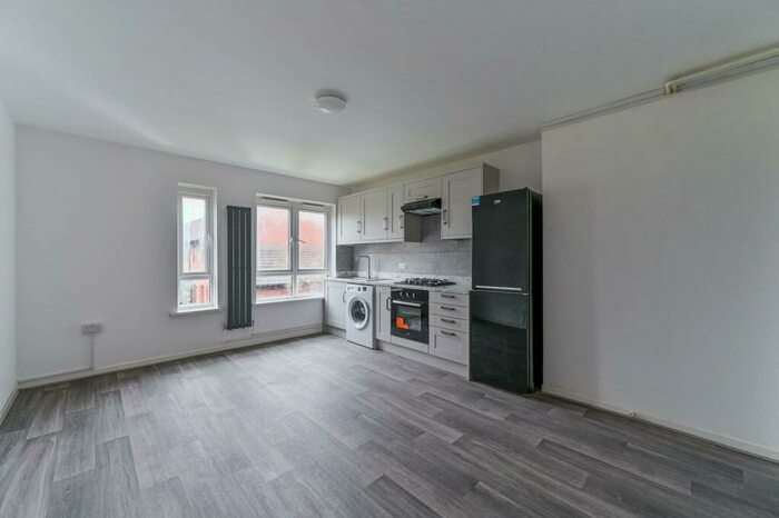 3 Bedroom Flat To Rent In Croydon, Central Croydon, Croydon, CR0