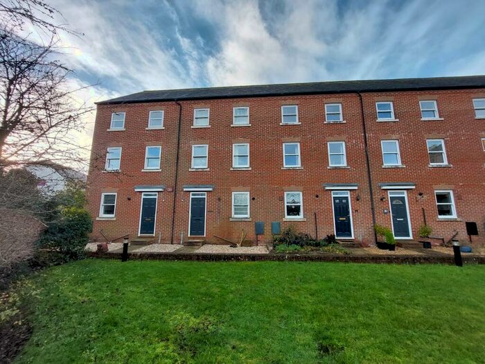 4 Bedroom Town House To Rent In Westhampnett, PO18