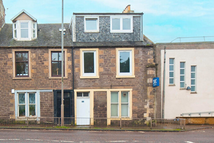 3 Bedroom Flat For Sale In Westport, Lanark, ML11