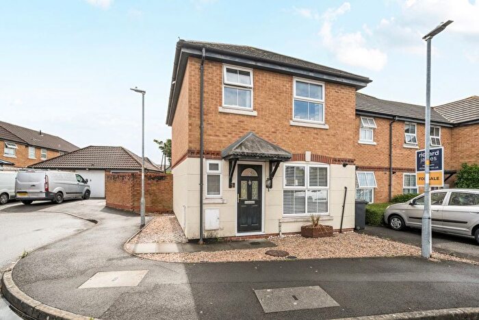 3 Bedroom End Of Terrace House For Sale In Pasture Close, Swindon, SN2