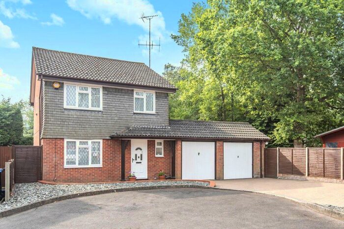 5 Bedroom Detached House To Rent In Nightingale Close, Farnborough, Hampshire, GU14