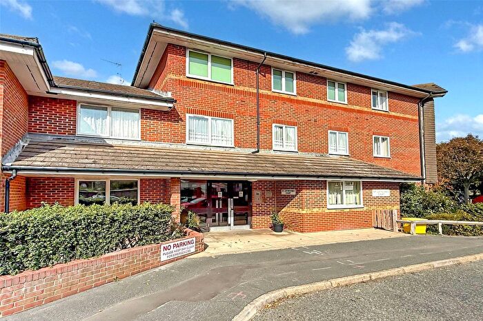 2 Bedroom Flat For Sale In Irvine Road, Littlehampton, West Sussex, BN17
