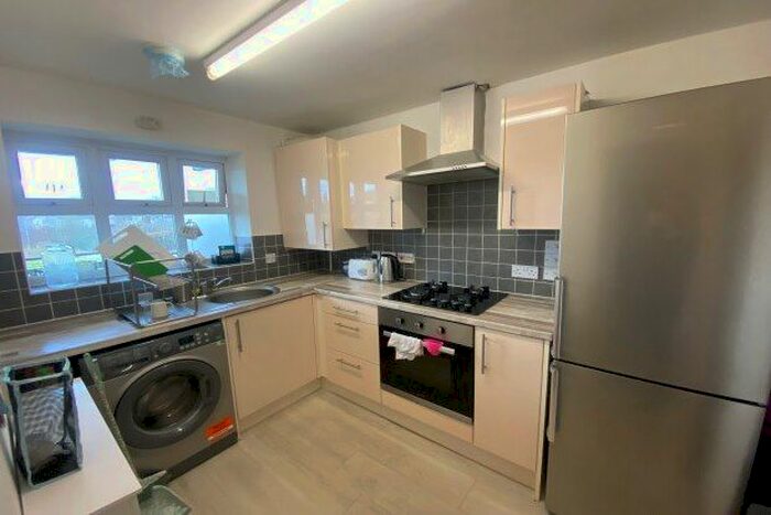 2 Bedroom Flat To Rent In Hall Lane, Manchester, M23