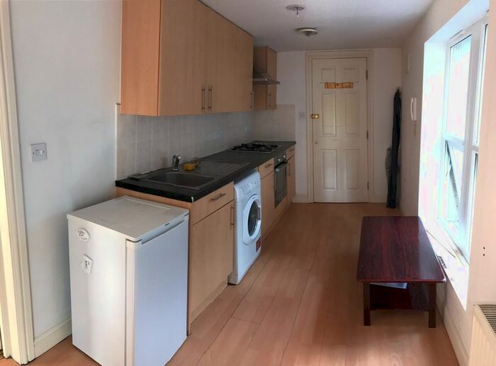 3 Bedroom Flat To Rent In Lyham Road, London, SW2