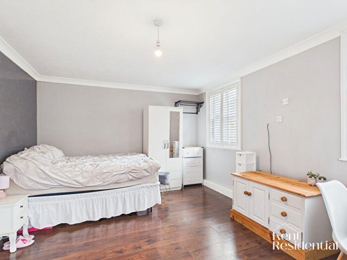 1 Bedroom Studio To Rent In Pine Grove, Penenden Heath, ME14