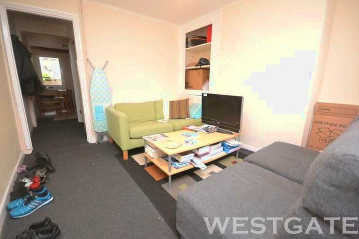 4 Bedroom Terraced House To Rent In Donnington Gardens, Reading, RG1