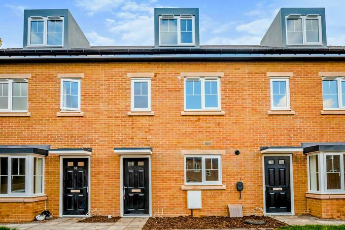 3 Bedroom Terraced House To Rent In Spindle Walk, Huddersfield, HD2