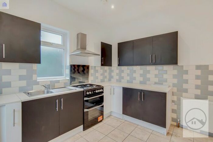 2 Bedroom Flat To Rent In Robinson Road, London, SW17