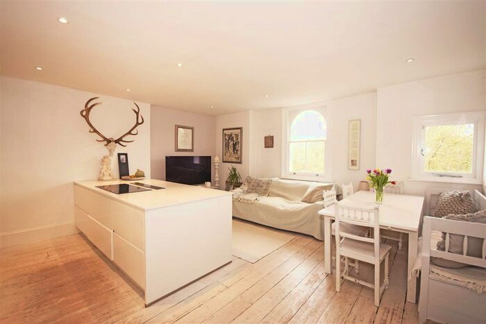 3 Bedroom Flat To Rent In Queens Road, Richmond, TW10