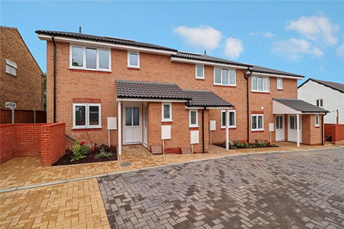 1 Bedroom Maisonette For Sale In Lion Court, Woking, Surrey, GU22