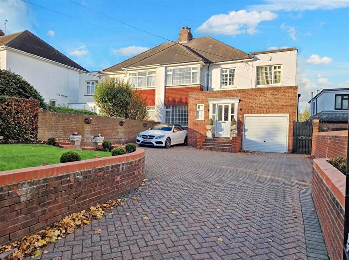 5 Bedroom Semi-Detached House For Sale In Brompton Farm Road, Rochester, ME2