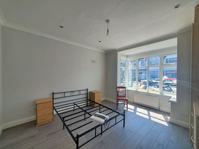 3 Bedroom Flat To Rent In Ground Floor Flat, Bulstrode Avenue, Hounslow, Greater London, TW3