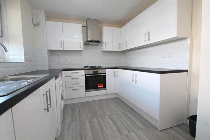 3 Bedroom Flat To Rent In Frendsbury Road, London, SE4