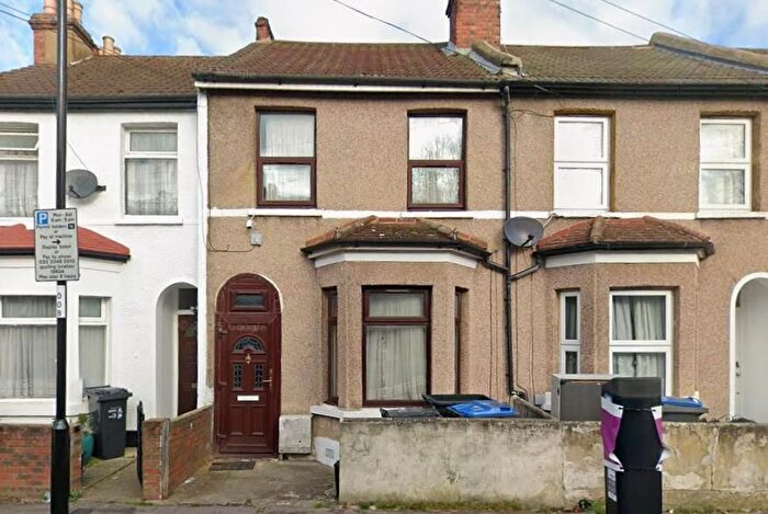 3 Bedroom Terraced House For Sale In Dennett Road, Croydon, CR0