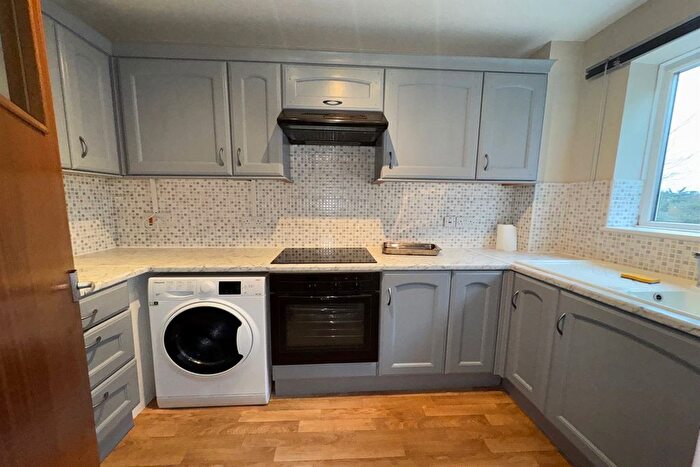 2 Bedroom Flat To Rent In Isis Close, London, SW15