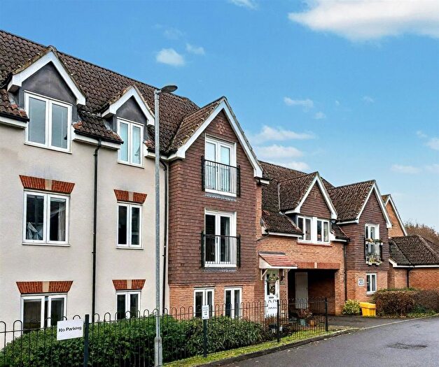 2 Bedroom Flat For Sale In Orchard Close, Burgess Hill, RH15