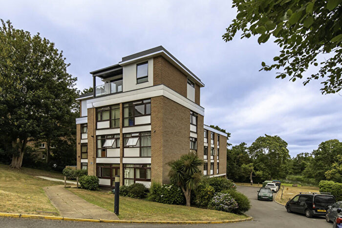 3 Bedroom Apartment For Sale In Beechcroft Manor, Weybridge, KT13