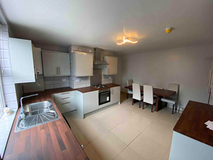 2 Bedroom House To Rent In Brudenell Grove, Leeds, LS6