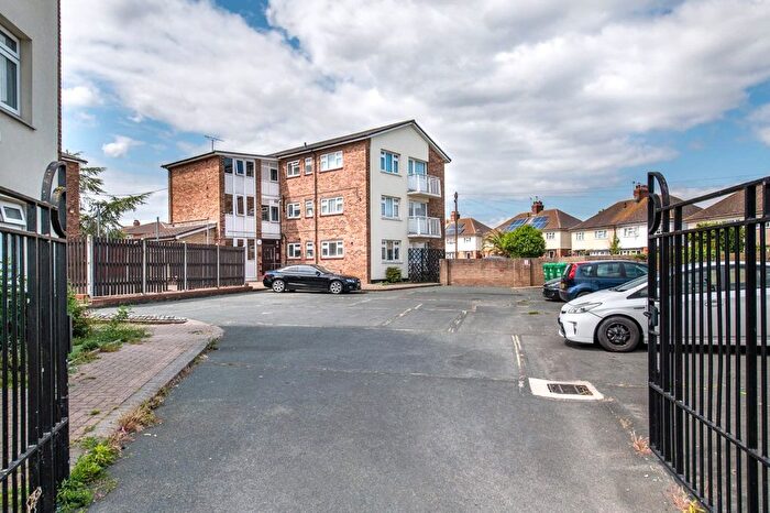 2 Bedroom Flat For Sale In Snelling Avenue, Northfleet, Gravesend, Kent, DA11