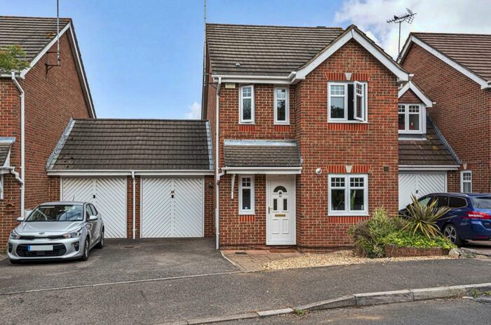 3 Bedroom Link Detached House To Rent In Saffron Way, Whiteley, Fareham, Hampshire, PO15