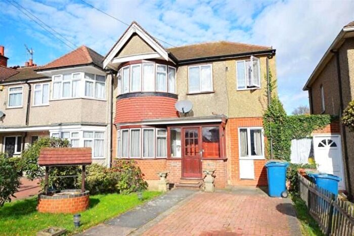3 Bedroom Maisonette For Sale In Clitheroe Avenue, Rayners Lane, HA2