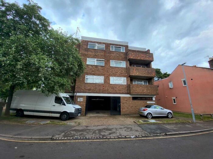 1 Bedroom Apartment To Rent In Large Bed Flat With Balcony In Windsor Court, Luton, LU1