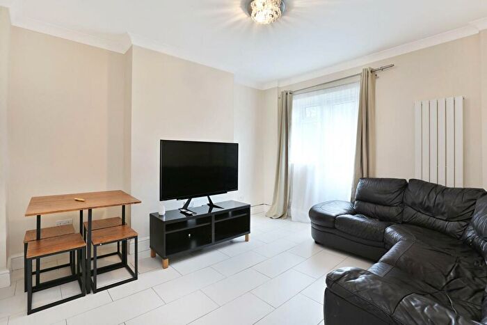 3 Bedroom Flat To Rent In Congreve Street, London, SE17