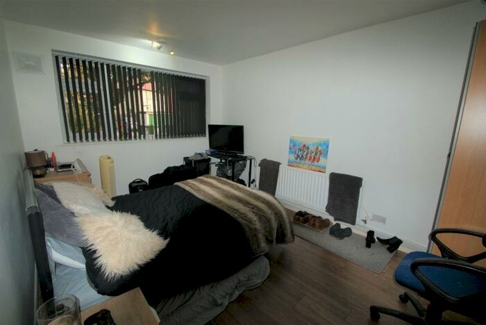 3 Bedroom Semi-Detached House To Rent In The Poplars, Headingley, Leeds, LS6