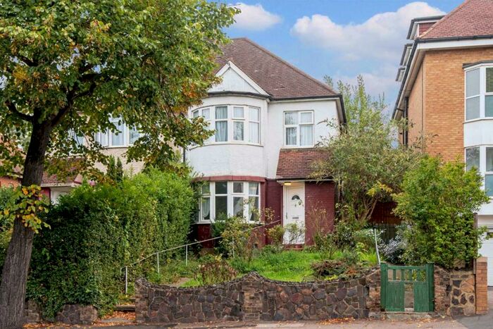 3 Bedroom House To Rent In Colney Hatch Lane, London, N10