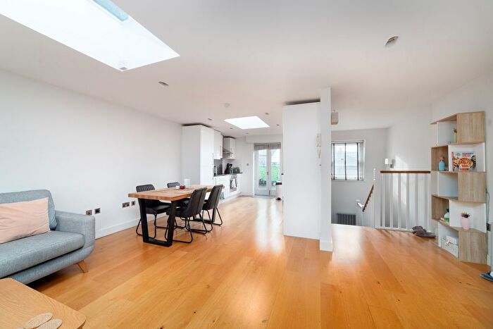 2 Bedroom Flat To Rent In Catherine Street, London, WC2B