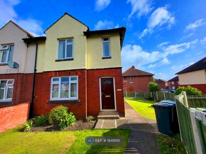3 Bedroom Semi-Detached House To Rent In Ravens Crescent, Dewsbury, WF13