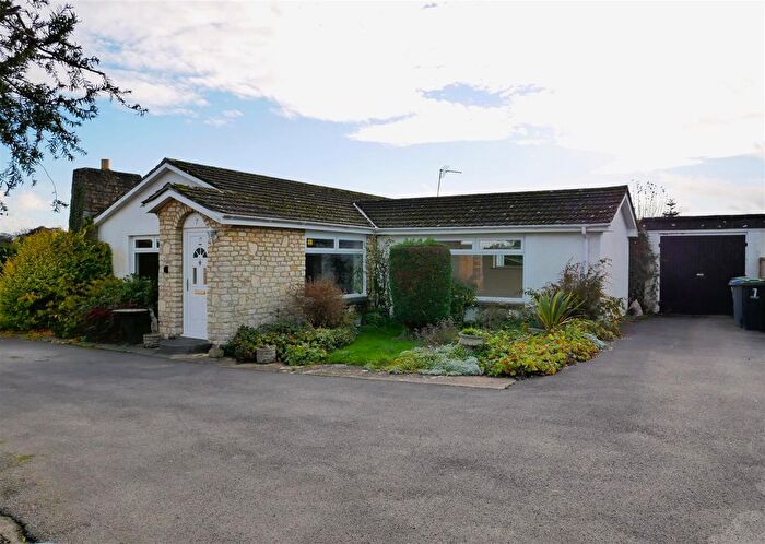 4 Bedroom Detached Bungalow For Sale In Avebury Close, Calne, SN11