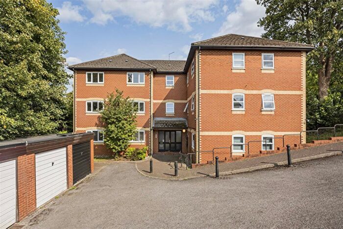 2 Bedroom Flat For Sale In Elm Park Court, Reading, RG30