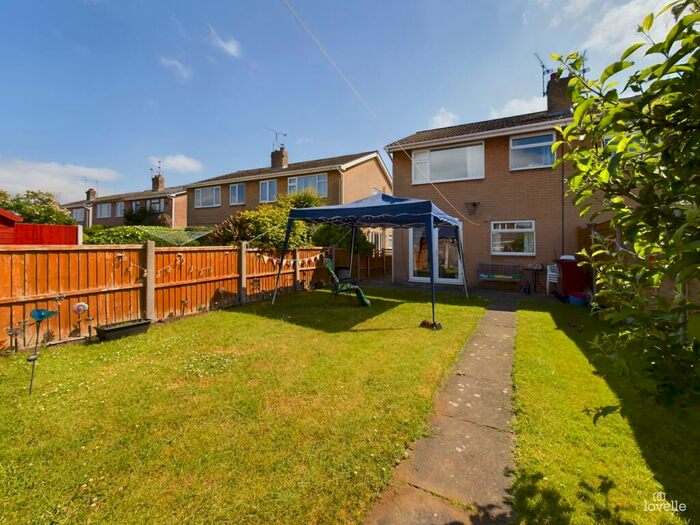 3 Bedroom Semi-Detached House For Sale In Whitfield Road, Scunthorpe, DN17