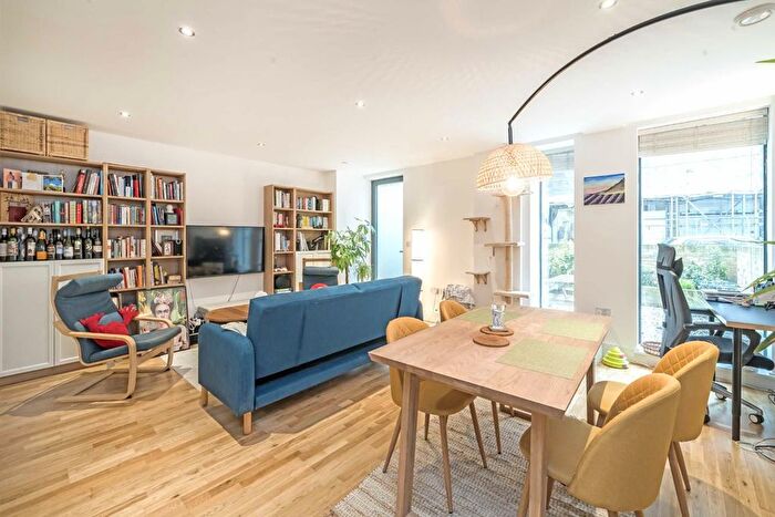 2 Bedroom Flat To Rent In Underhill Gardens, London, W5