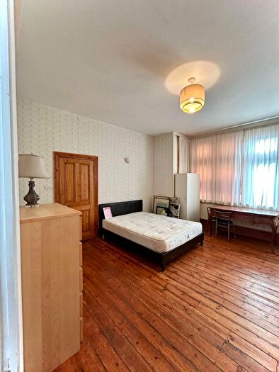 2 Bedroom Flat To Rent In Green Lanes, London, N8