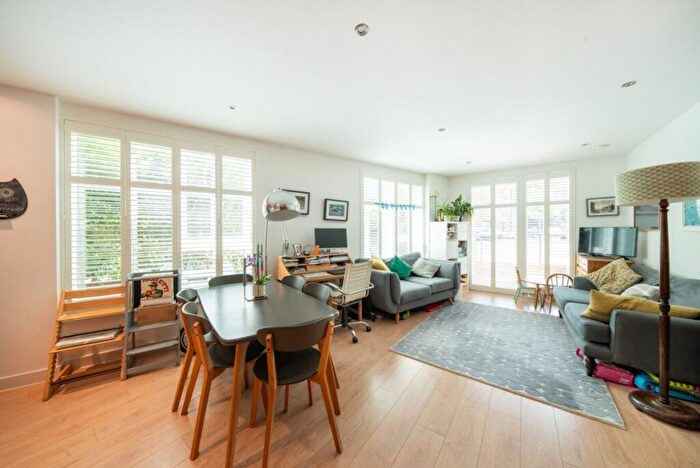 2 Bedroom Flat To Rent In Dobson Walk, London, SE5