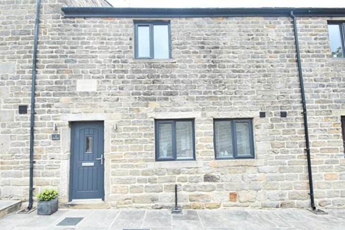 3 Bedroom Town House To Rent In Castle Hill Road, Bury, BL9