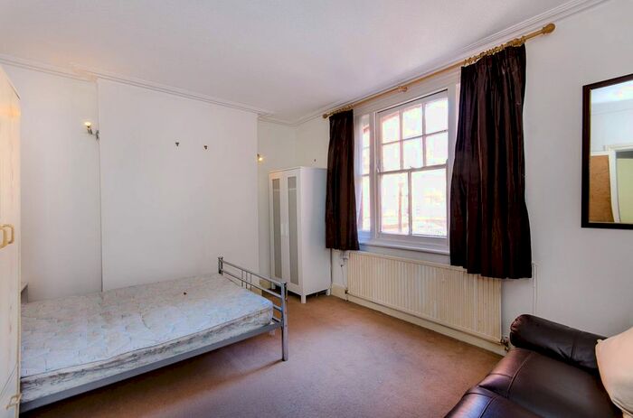 3 Bedroom Flat To Rent In Queen's Club Gardens, Barons Court, London, W14