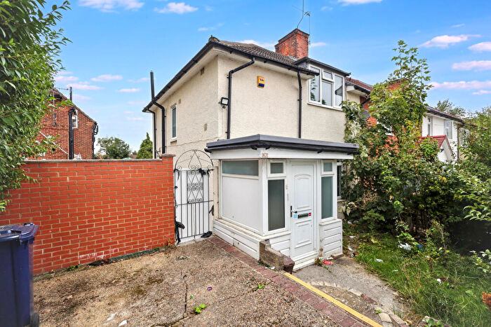 3 Bedroom Semi Detached House For Sale In Dryfield Road, Edgware, London, HA8
