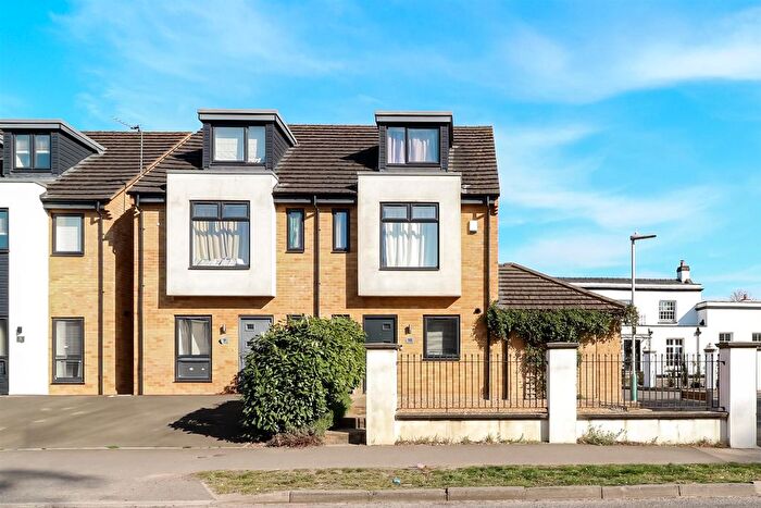 4 Bedroom End Of Terrace House To Rent In Newdawn Place, Cheltenham, GL51