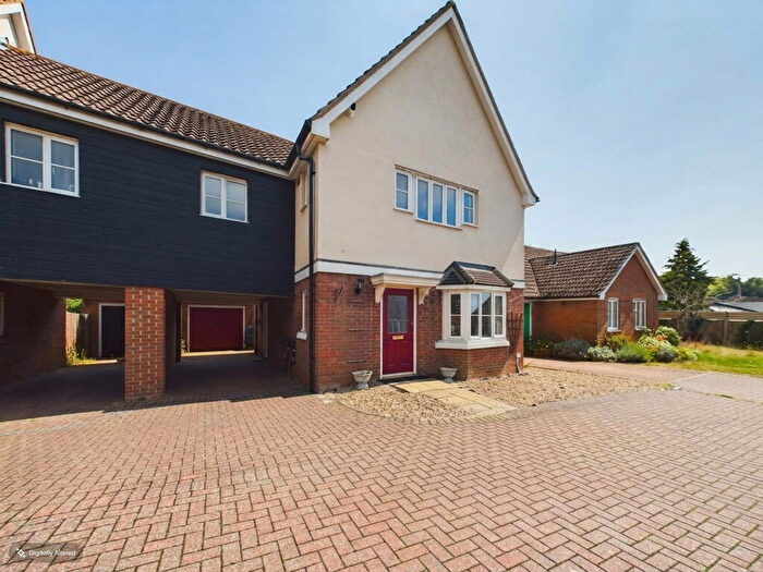 3 Bedroom Link Detached House For Sale In Yew Tree Hollow, Long Stratton, Norwich, NR15
