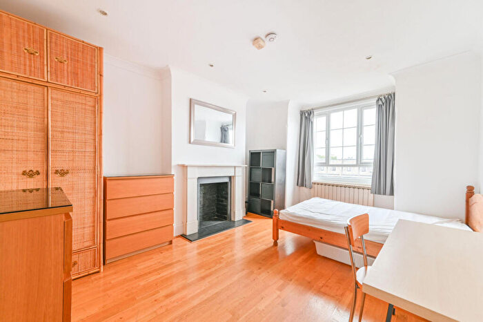 3 Bedroom Flat For Sale In Willesden Lane, , Brondesbury, London, NW2