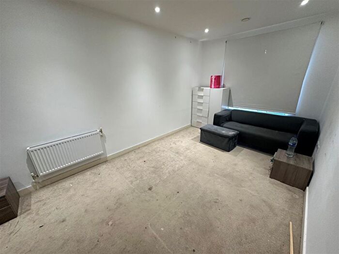 3 Bedroom Flat To Rent In Moorhen Drive, Edgware, NW9
